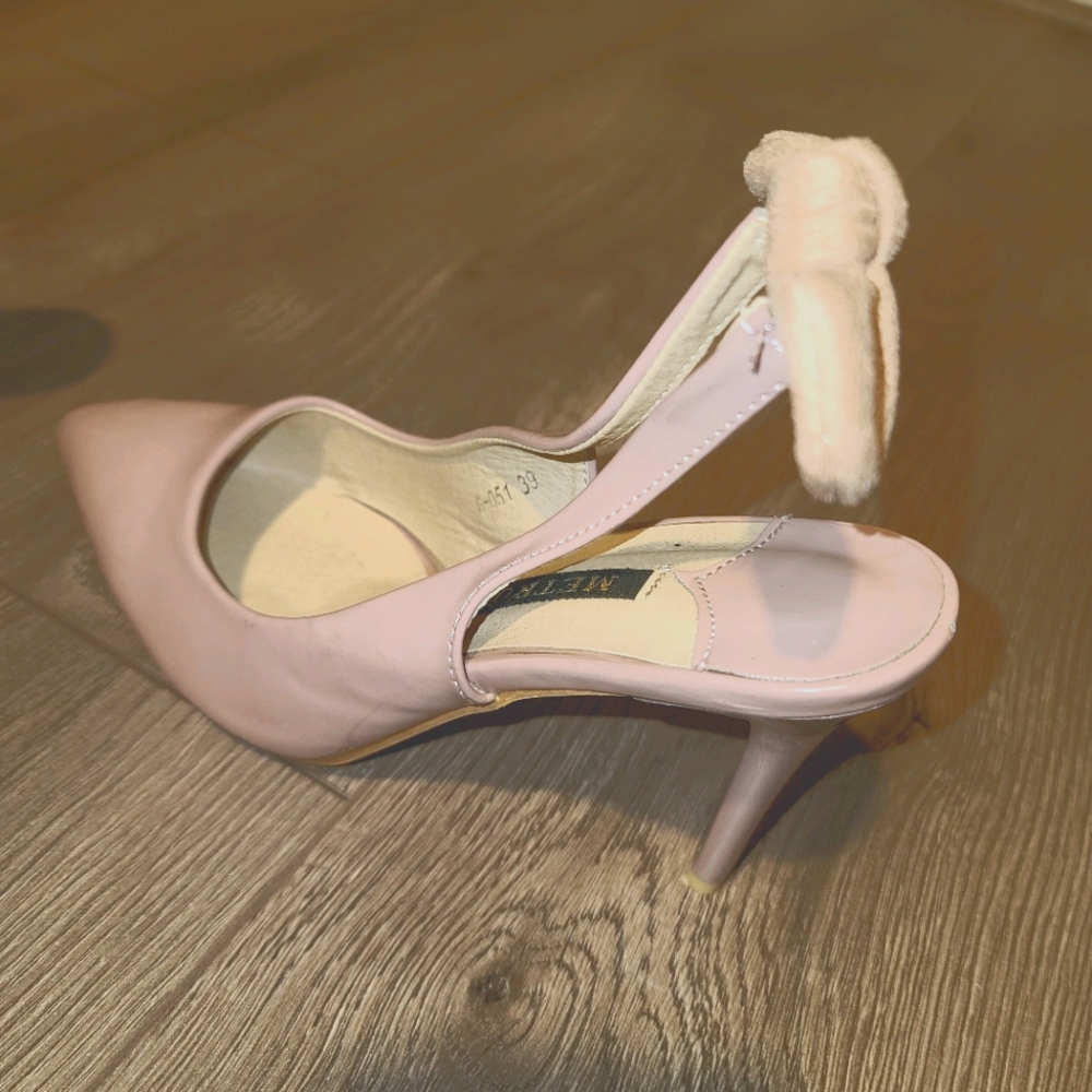Light pink size 8 heels, good condition